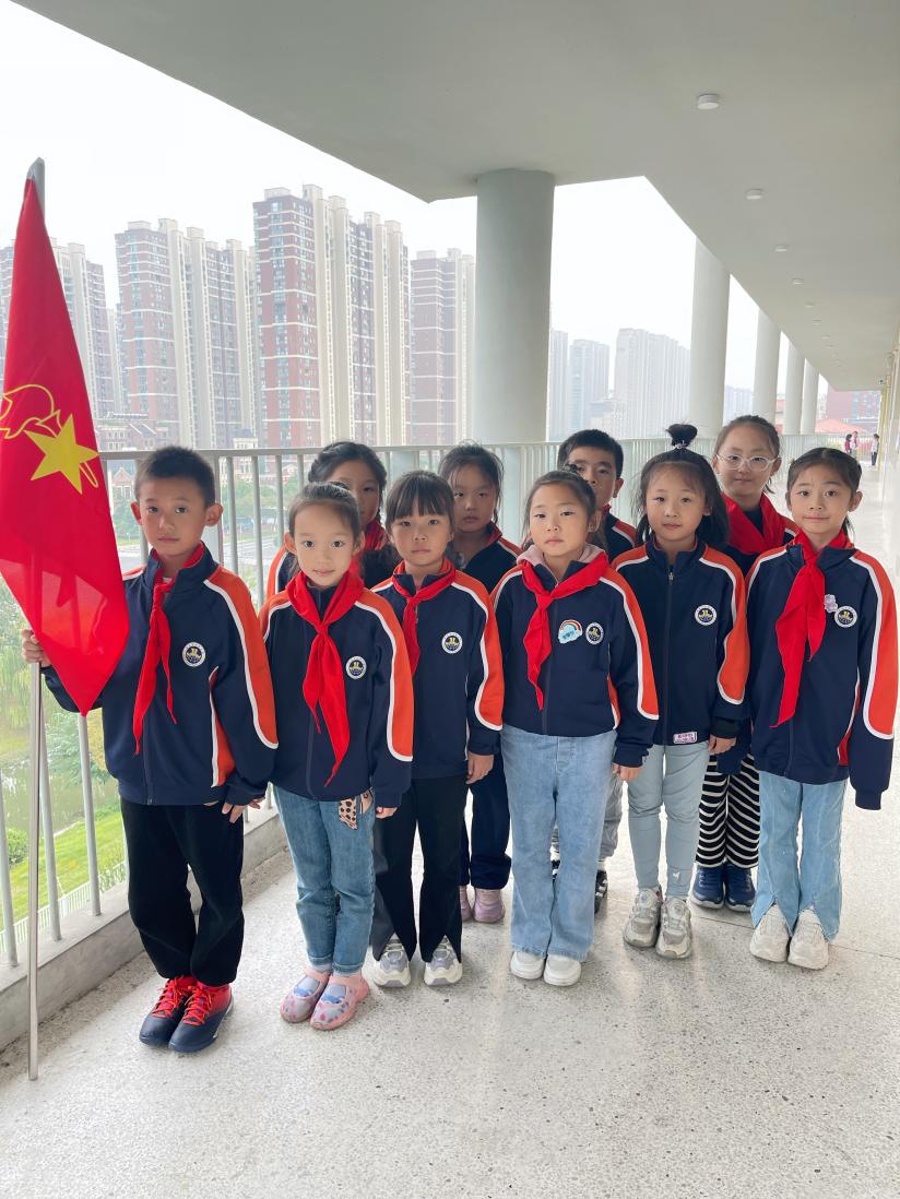 【湖畔·红领巾】童心向党，薪火相传——金陵小学（仙林湖校区）建队日系列活动之我与队旗合个影_html_m7bc58d65.jpg