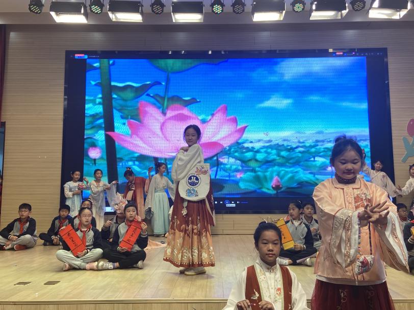 传承宋韵美学，创新传统艺术——栖霞区小学美术“鱼戏莲叶”主题大单元活动_html_2e1ba5a2.jpg