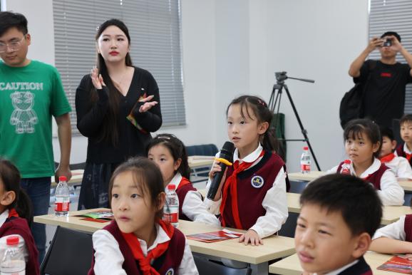 【湖畔·学生活动】把握童声话筒，做新时代小记者——金陵小学（仙林湖校区）少先队员代表参观栖霞区融媒体中心_html_31683a61.jpg