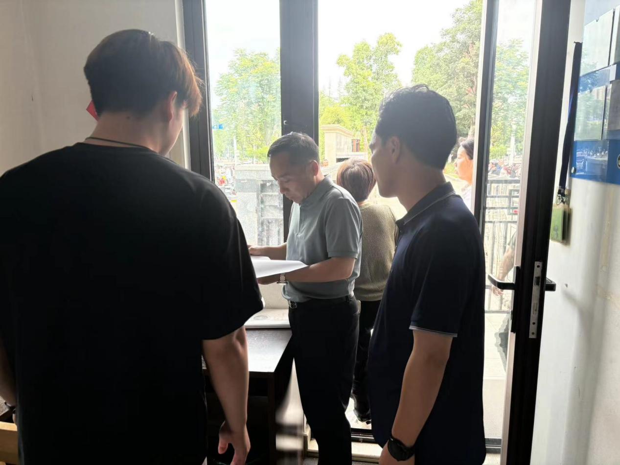 安全无小事 自查护开学——金陵小学（仙林湖校区）开学前校舍普查及安全大检查_html_2c45e12a.jpg
