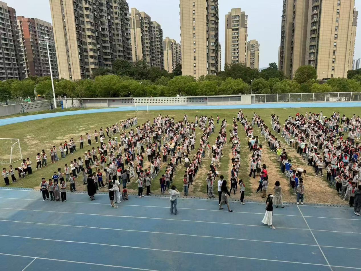 【湖畔·共佑安全】实战砺精兵 安全筑校园——南京市金陵小学（仙林湖校区）成功开展地震应急疏散演练_html_388c1d66.jpg