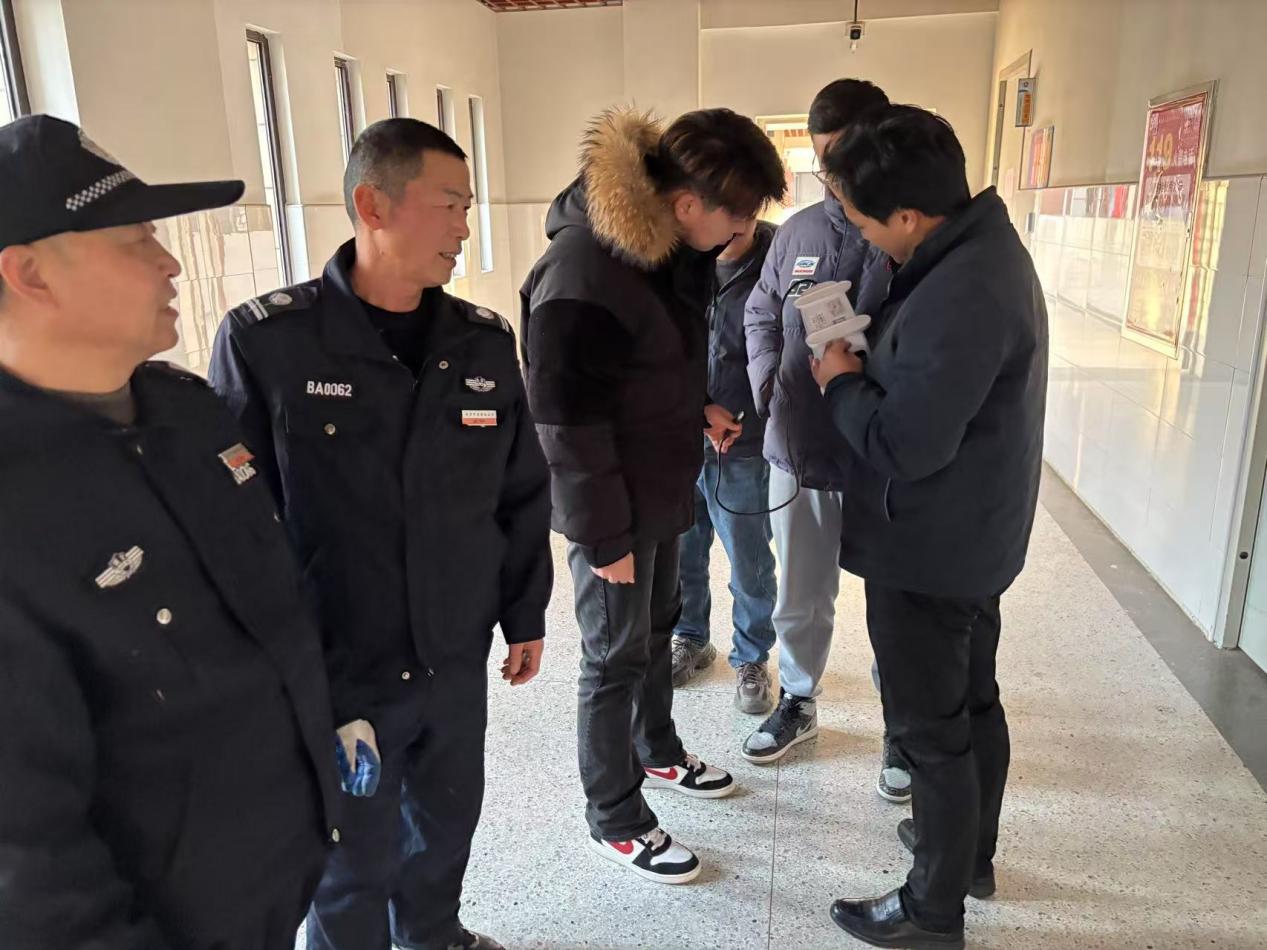 凝心聚力抓管理 细致排查迎开学——南京市金陵小学（仙林湖校区）迎新校园建筑安全大普查_html_3fc6f50b.jpg