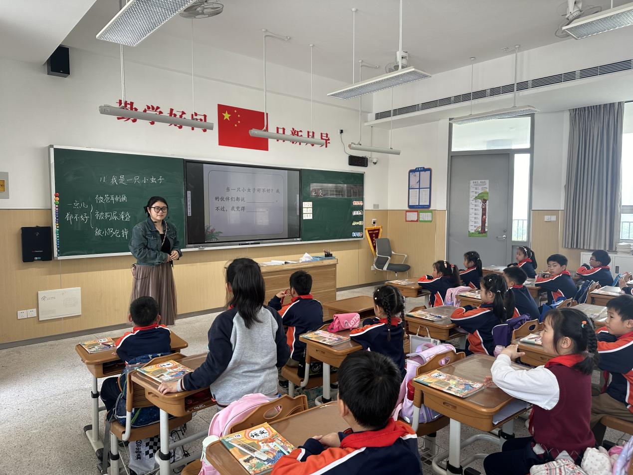 【湖畔·童化课堂】以研促教 丰富儿童世界——二年级语文组内教研 (1)(1)_html_m76369f7e.jpg