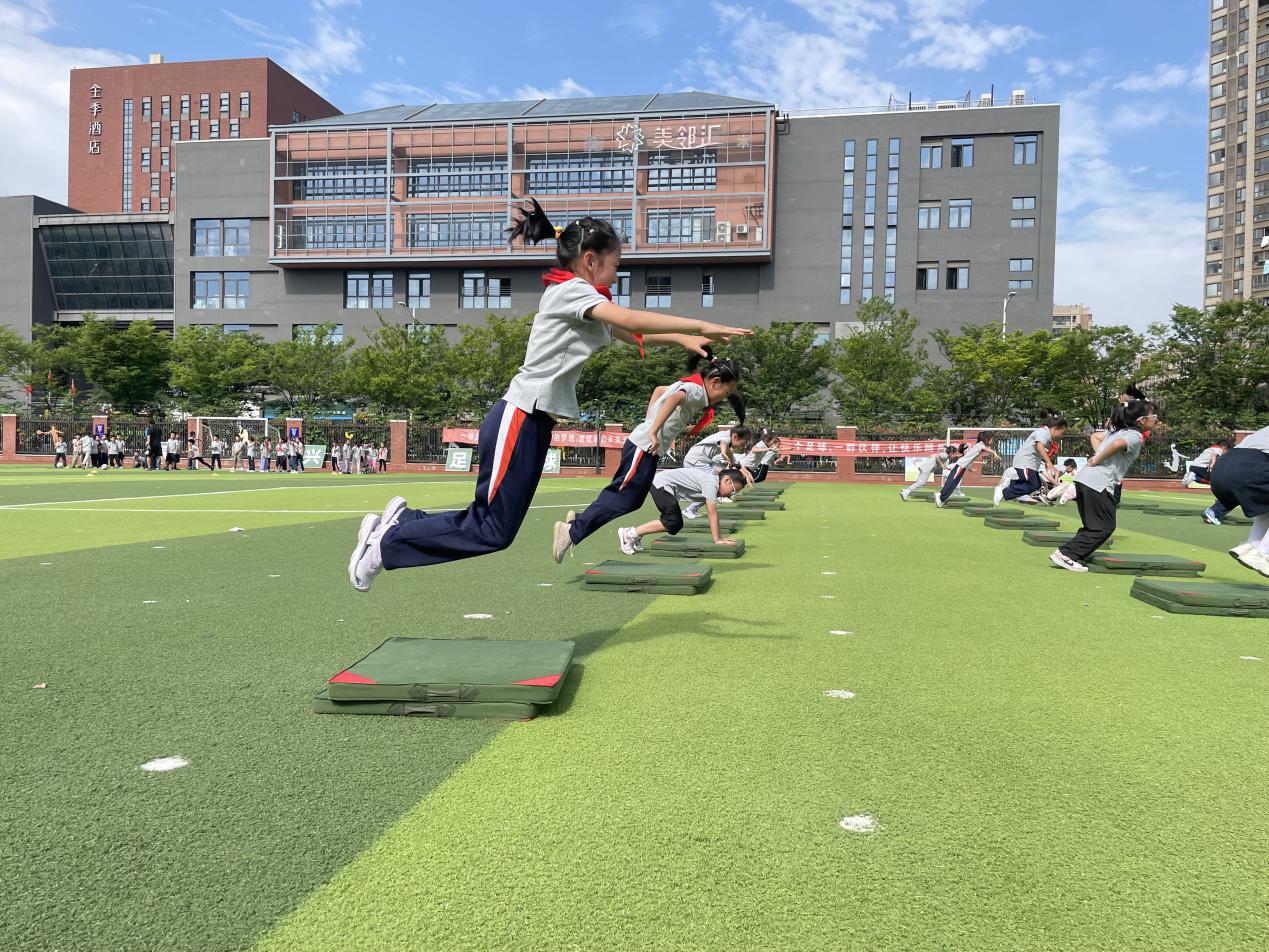 【湖畔·童化课堂】展体育课堂风采，以研促教共成长——体育校本研修之课例研讨（15）_html_64973550.jpg