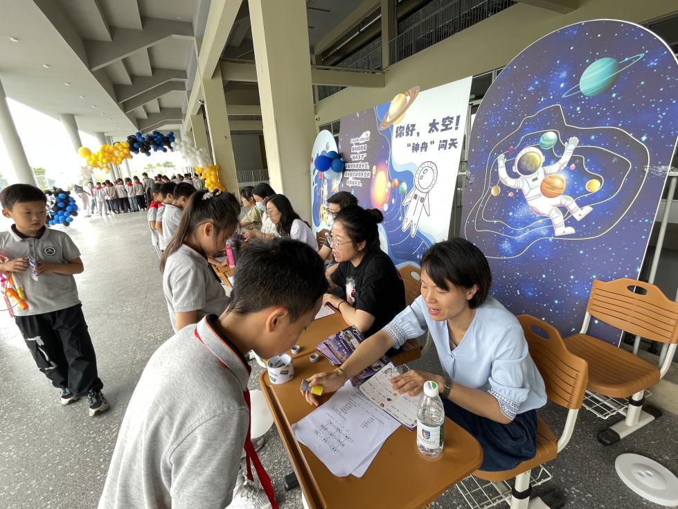 赋趣于乐炼技能，逐梦九天提素养——“你好，太空！”金陵小学（仙林湖校区）学科游园活动_html_6f905601.jpg