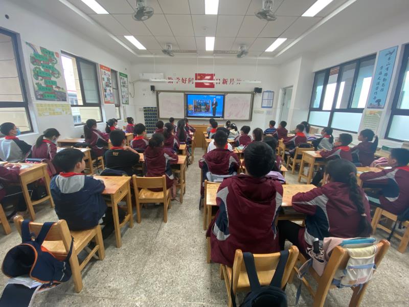 2022.5.16【湖畔光影】学法懂法  走好人生道路_html_m26fa4994.jpg