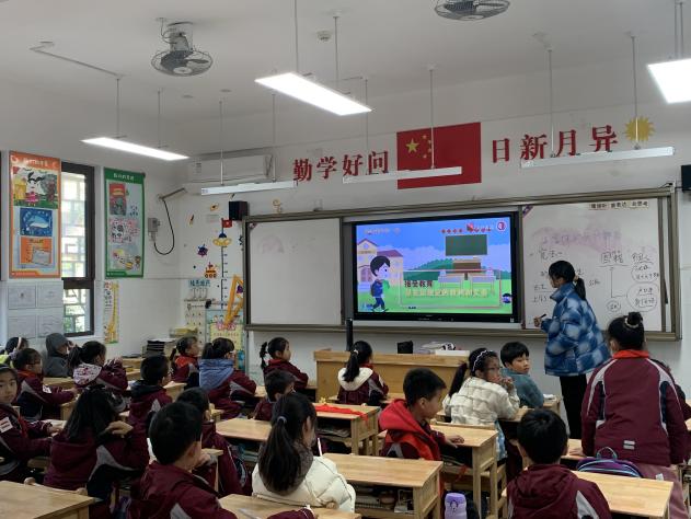 12.17【湖畔光影】普法宣传进校园 法治教育伴成长_html_m2f35bf59.jpg