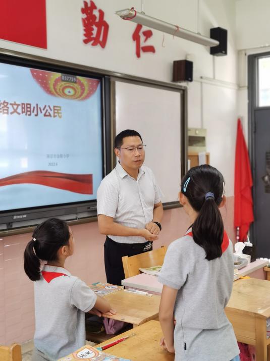【桂山夜话】（主题党日）“书记来给我们上思政课啦！”——中共南京市金陵小学开展领导带头上好思政课活动_html_m4ea20252.jpg