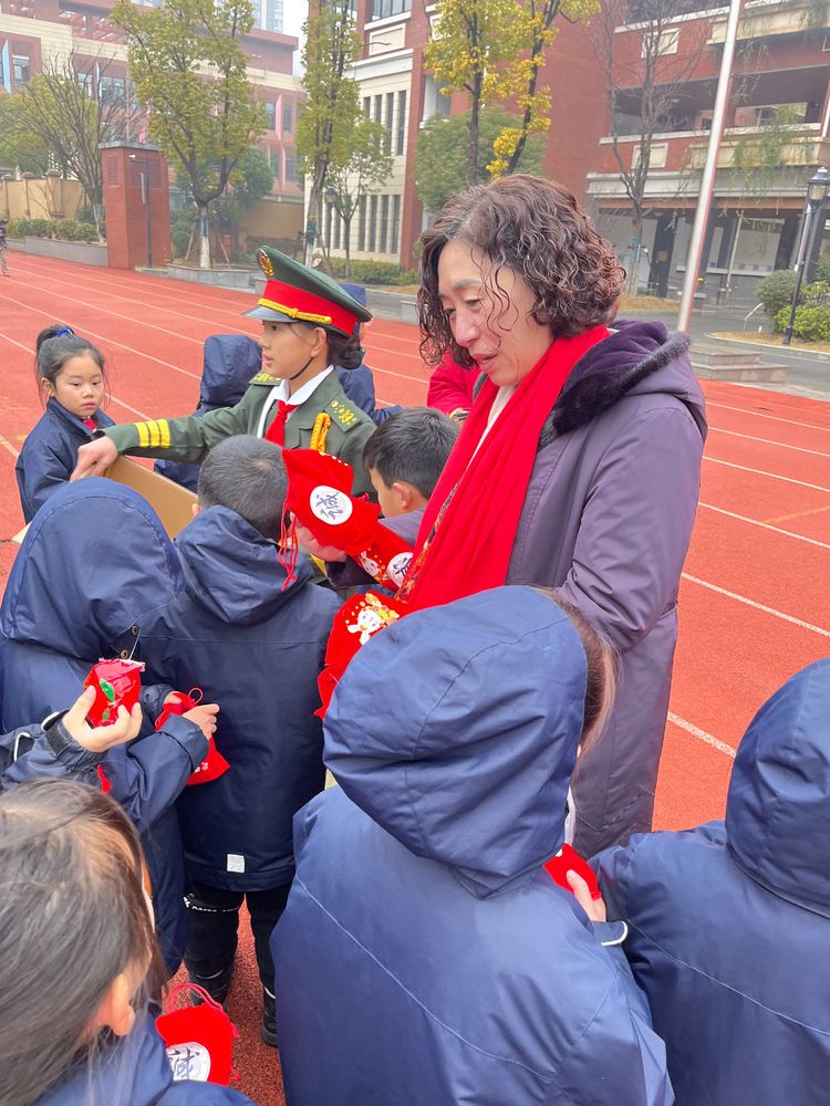 【湖畔·三博论坛】这样·爱你·刚刚好——记金陵小学（仙林湖校区)一年级春季学期开学典礼_html_2dcde73e.jpg