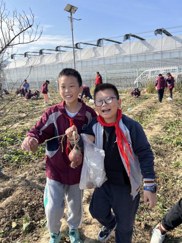 【湖畔·学生活动】探秘农场 劳动“趣”秋游——金陵小学（仙林湖校区）五年级秋季综合实践活动_html_34af2fd1.jpg