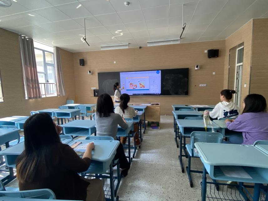【博学广志】聚“集”智慧，有“备”而教——记金陵小学（广志路校区）三年级英语组集体备课活动_html_2f9fb163.jpg