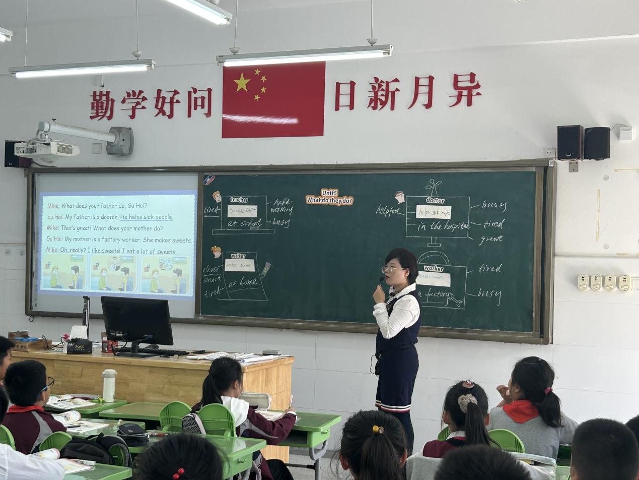 【湖畔·童化课堂】绘本为“媒” 启“育人”之旅——记英语组第三次校本教研_html_513a359e.jpg