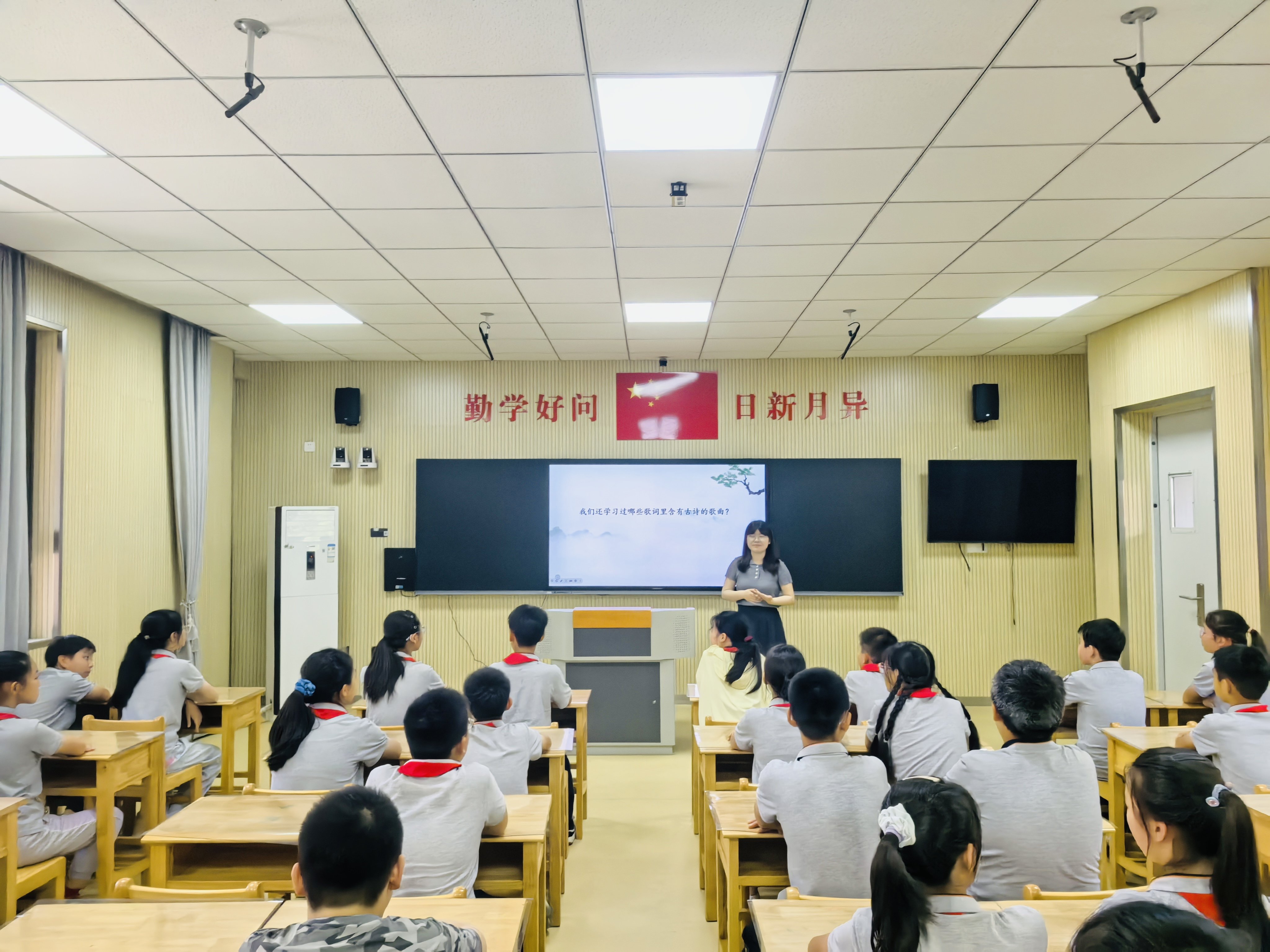 【湖畔·童化课堂】诗韵流转，乐音悠扬——金陵小学（仙林湖校区）音乐校本研修之课例研讨_html_33e4e624.jpg