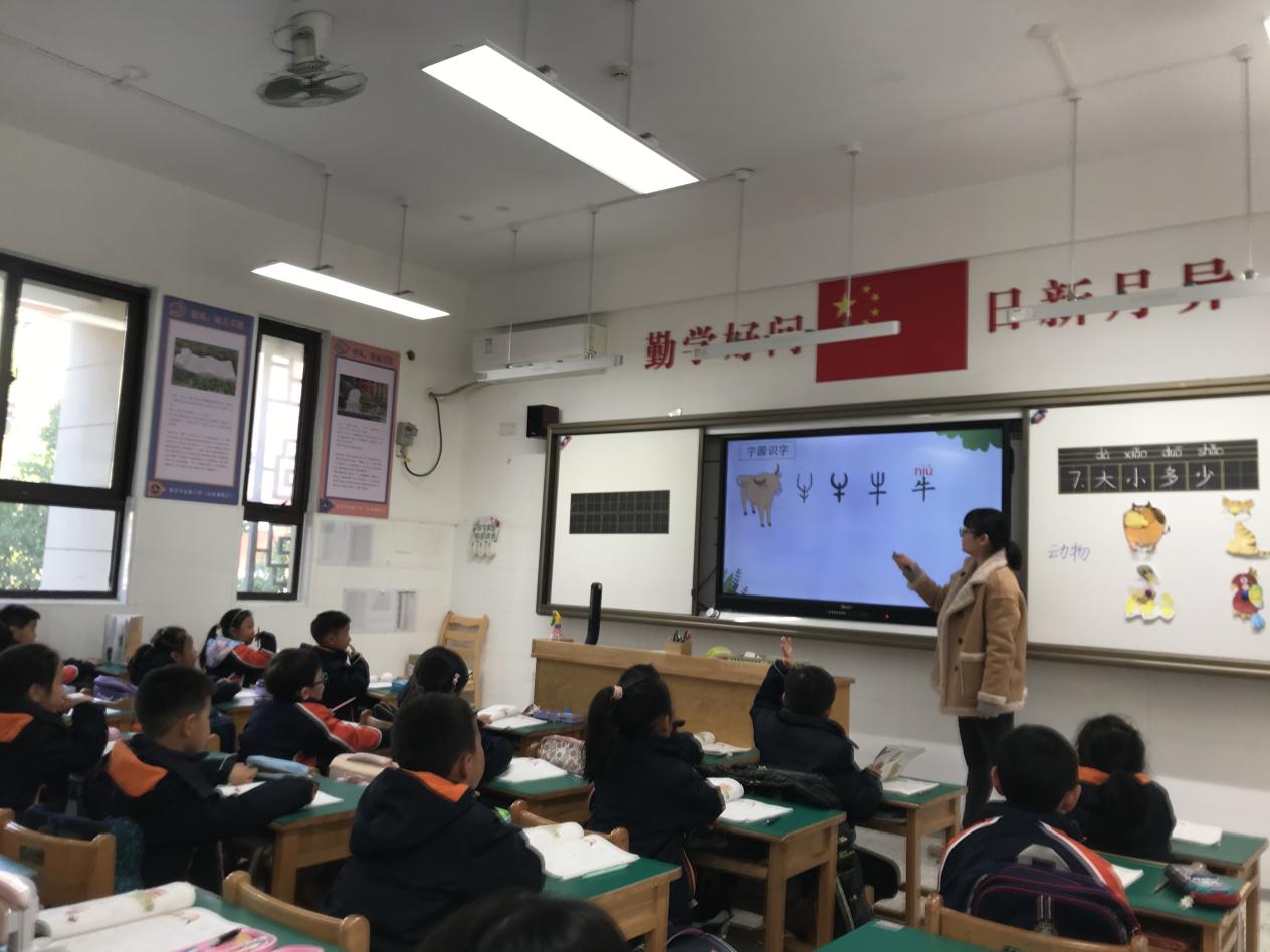 【湖畔·童化课堂】课堂展风采 教研促成长——记金陵小学（仙林湖校区）一年级语文组教研活动_html_m108213ed.jpg