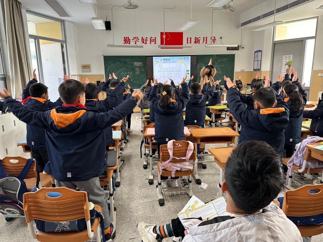 【湖畔·童化课堂】以研促学，以学促教——音乐校本研修之学科融合舞动课堂_html_5a3e1615.jpg