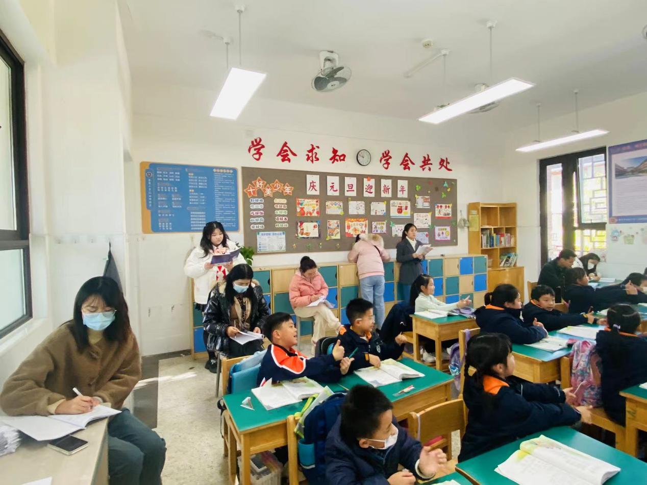 【湖畔·童化课堂】拓识字新途，展教研风采——记金陵小学（仙林湖校区）一年级语文组教研活动_html_m43be88d5.jpg