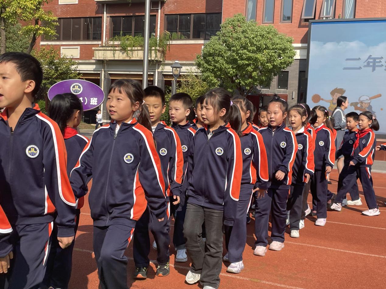 【湖畔·竞赛掠影】队形队列展风采 阳光活力正少年——记金陵小学（仙林湖校区）二年级进退场比赛_html_m28d8c27f.jpg