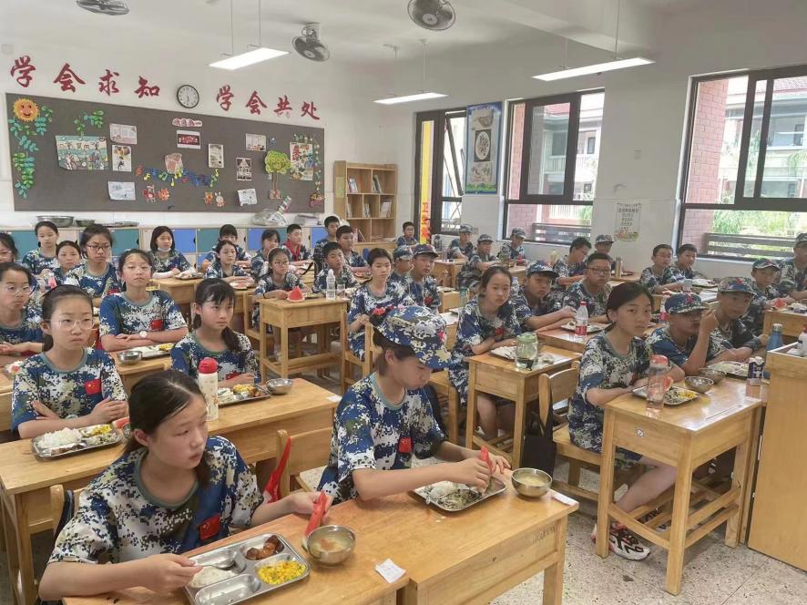 【湖畔光影】心似骄阳万丈光 敢问天地试锋芒——2017级学生国防教育夏令营（一）_html_m5dfbabcc.jpg