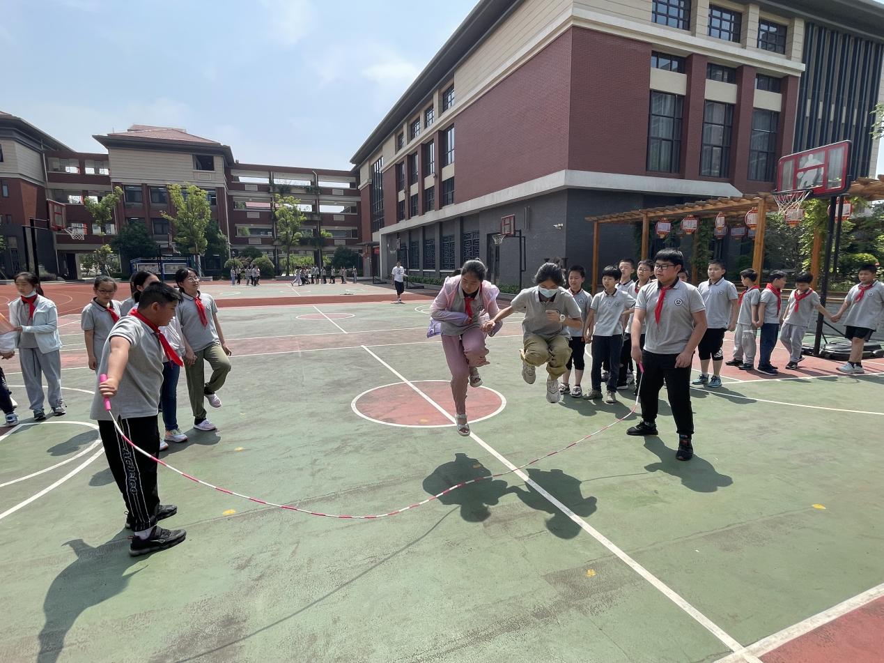 【湖畔光影】凌云赛场，斗志昂扬——第三届体育活动周之“板羽垫球、双人跳长绳比赛”_html_25f22933.jpg