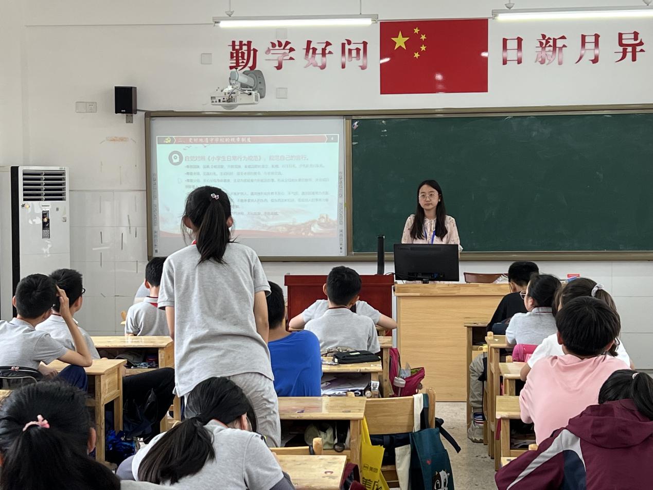 【湖畔党建】如何做一名合格的小学毕业生——中共南京市金陵小学仙林湖校区党支部开展“领导带头上好思政课”活动_html_4ab3823d.jpg