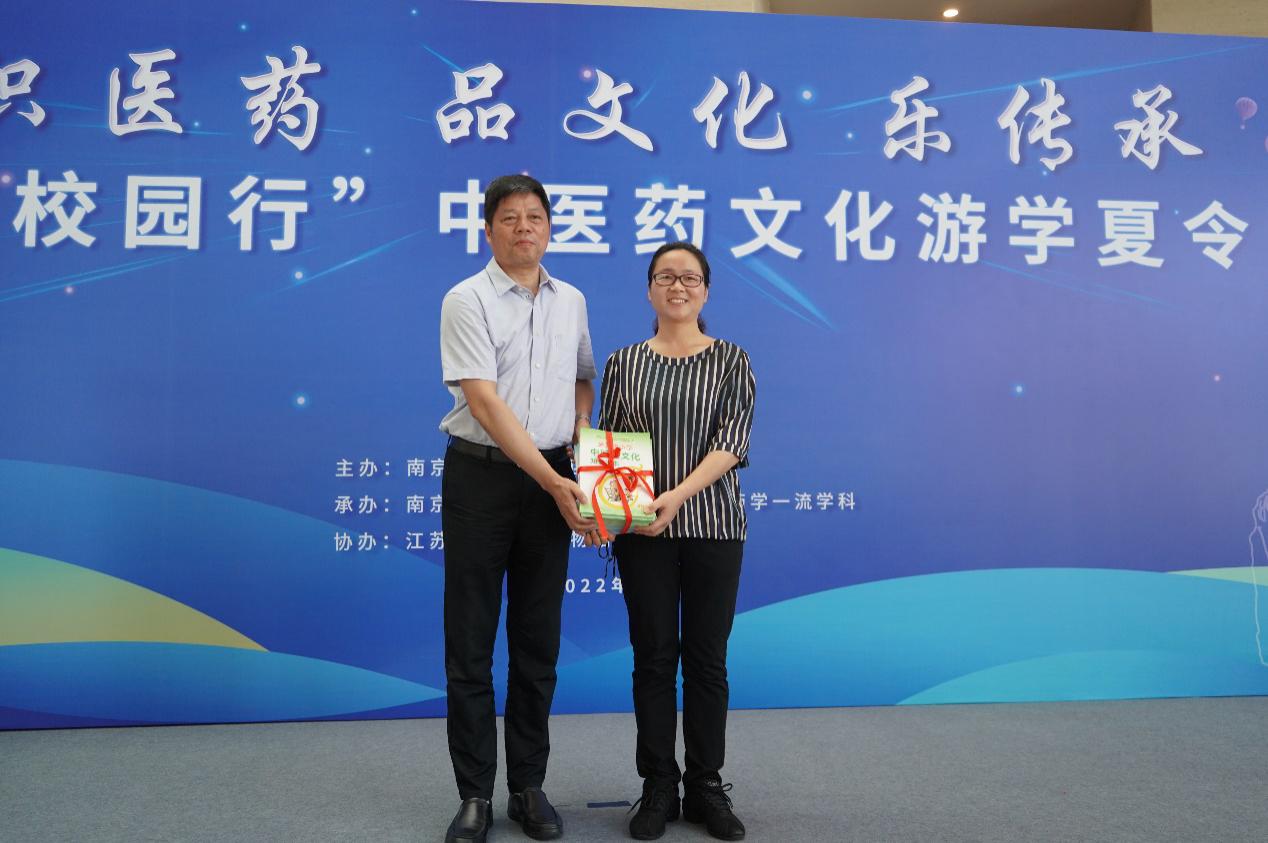 【博学广志】识医药，品文化，乐传承——“岐黄校园行”中医药文化游学夏令营顺利开营_html_m6fec1c4.jpg