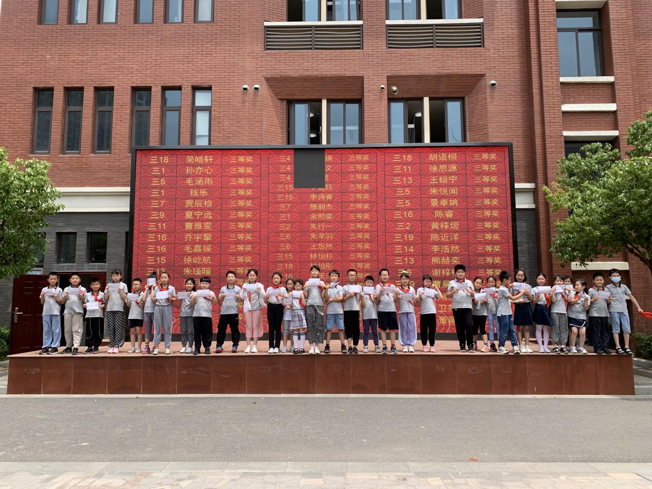 【湖畔光影】指尖飞扬，运指如飞——记金陵小学（仙林湖校区）第三届科技活动周之打字比赛_html_m7d5ed548.jpg