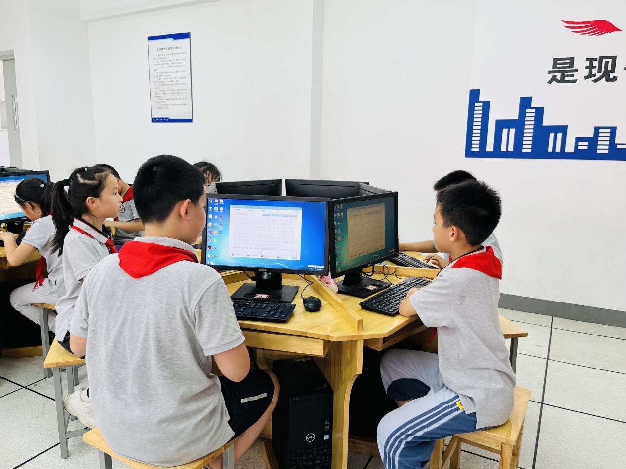 【湖畔光影】指尖飞扬，运指如飞——记金陵小学（仙林湖校区）第三届科技活动周之打字比赛_html_9a58eac.jpg