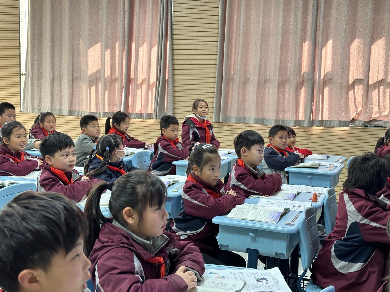 【博学广志】探索宇宙趣事  遨游多彩太空——金陵小学广志路校区语文组校本教研活动_html_6fcea26c.jpg