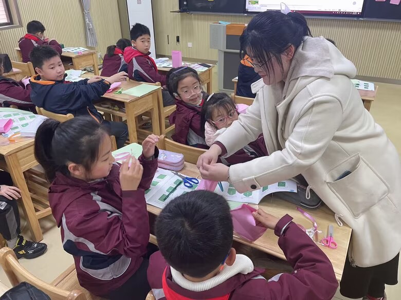 【湖畔·童化课堂】巧手课堂赋能成长 同课异构展师生风采——金陵小学（仙林湖校区）劳动主题赛课活动_html_m4550186b.jpg