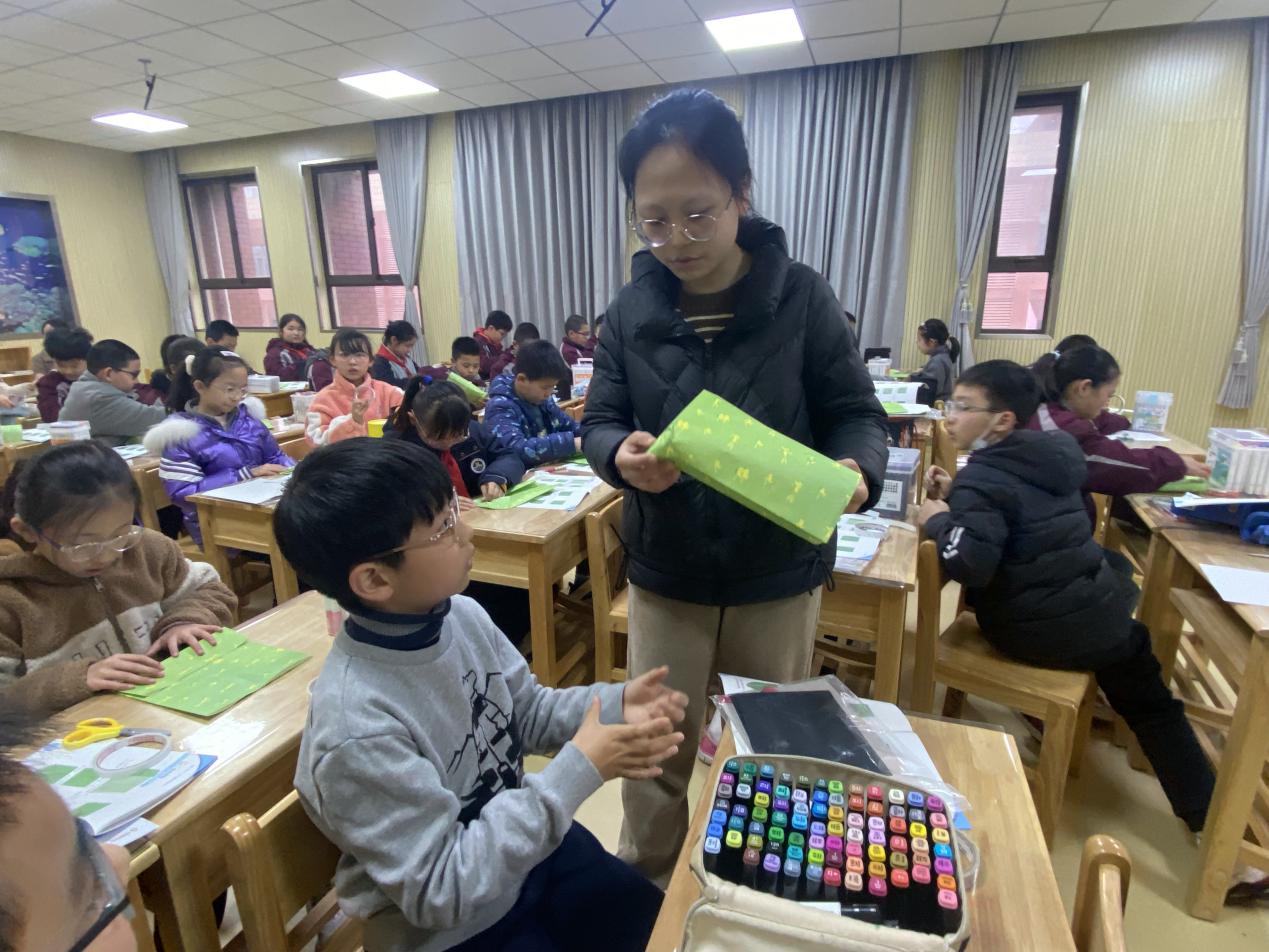 【湖畔·童化课堂】巧手课堂赋能成长 同课异构展师生风采——金陵小学（仙林湖校区）劳动主题赛课活动_html_70207cdb.jpg