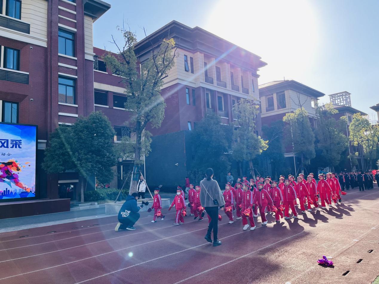 【湖畔·家校共育】“乘亚运之风  展运动风采”——金陵小学（仙林湖校区）2023—2024学年秋季运动会开幕式_html_m31493566.jpg