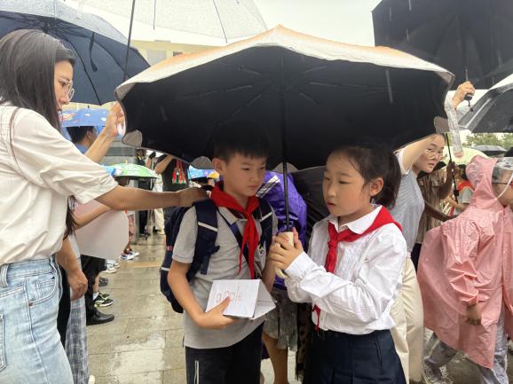 “闪闪发光的你”——金陵小学（仙林湖校区）2025-2026学年第一学期开学典礼暨新生入学仪式_html_m463b7b61.jpg