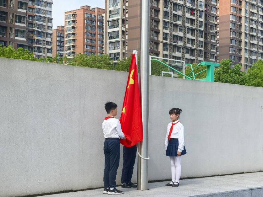 “闪闪发光的你”——金陵小学（仙林湖校区）2025-2026学年第一学期开学典礼暨新生入学仪式_html_73dfeb2a.jpg