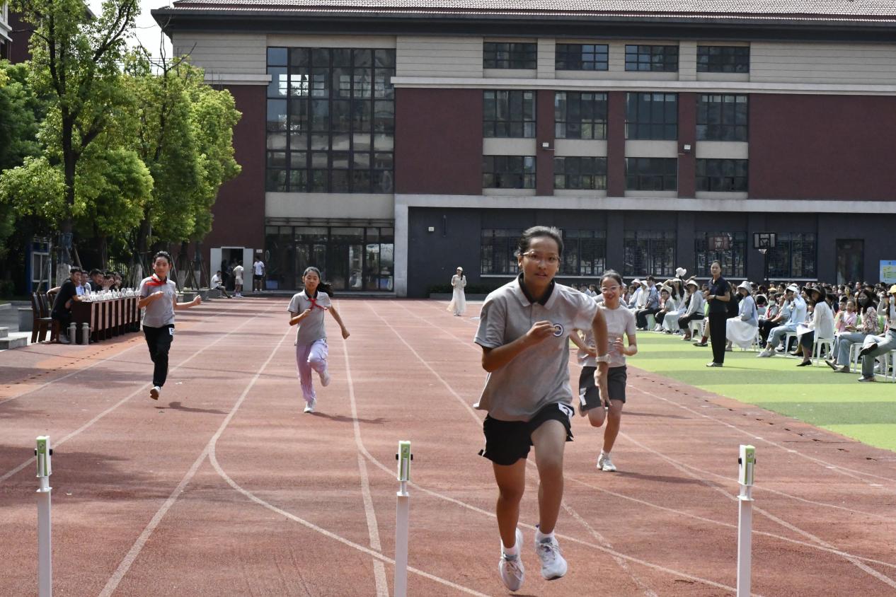 百米飞人挑战速度极限，体教融合共育世界儿童——南京市田径后备人才基地授牌仪式暨校园吉尼斯百米飞人大战活动_html_m66893e87.jpg