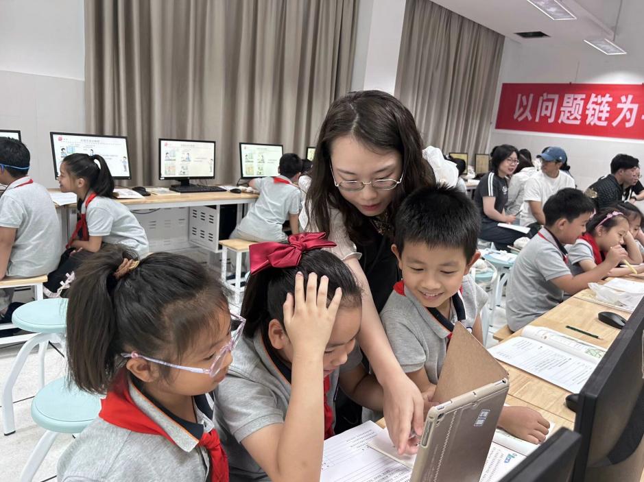 【湖畔·童化课堂】以问题链为导向的大单元教学实践研究——记栖霞区第四周小学信息科技主题课例研修活动_html_42f5769e.jpg