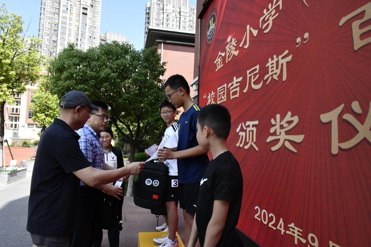 百米飞人挑战速度极限，体教融合共育世界儿童——南京市田径后备人才基地授牌仪式暨校园吉尼斯百米飞人大战活动_html_1e45f39b.jpg
