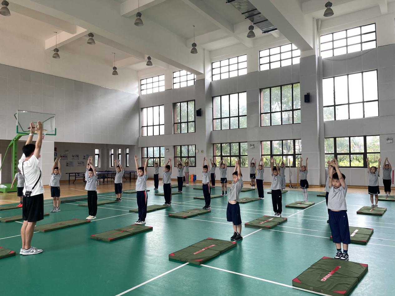 【湖畔·童化课堂】展体育课堂风采，以研促教共成长——体育校本研修之课例探讨_html_m564689d4.jpg