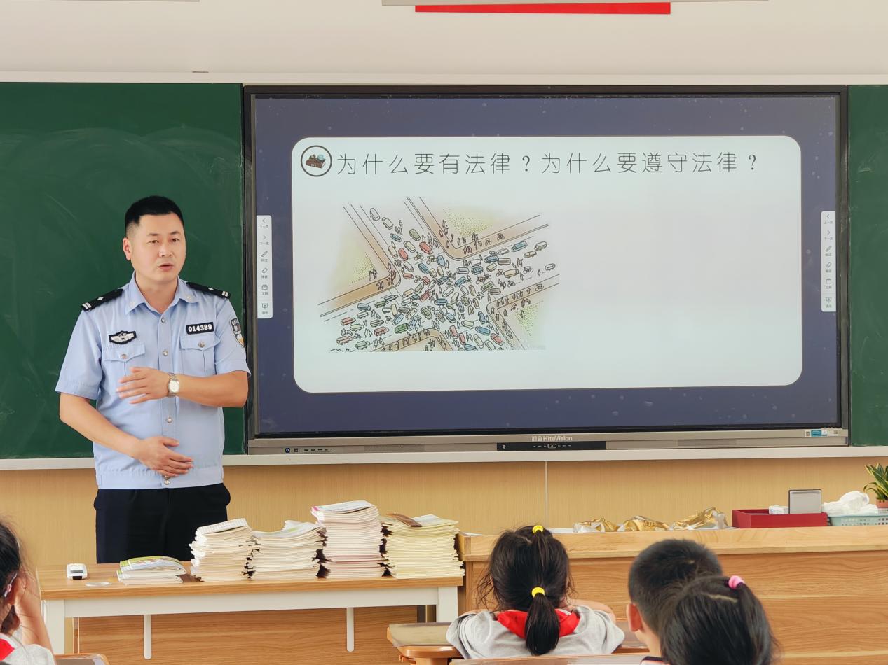 【湖畔·家校共育】法律就在我们身边 用法律浇灌祖国的花朵——三（16）班家长课堂_html_4d1427c4.jpg