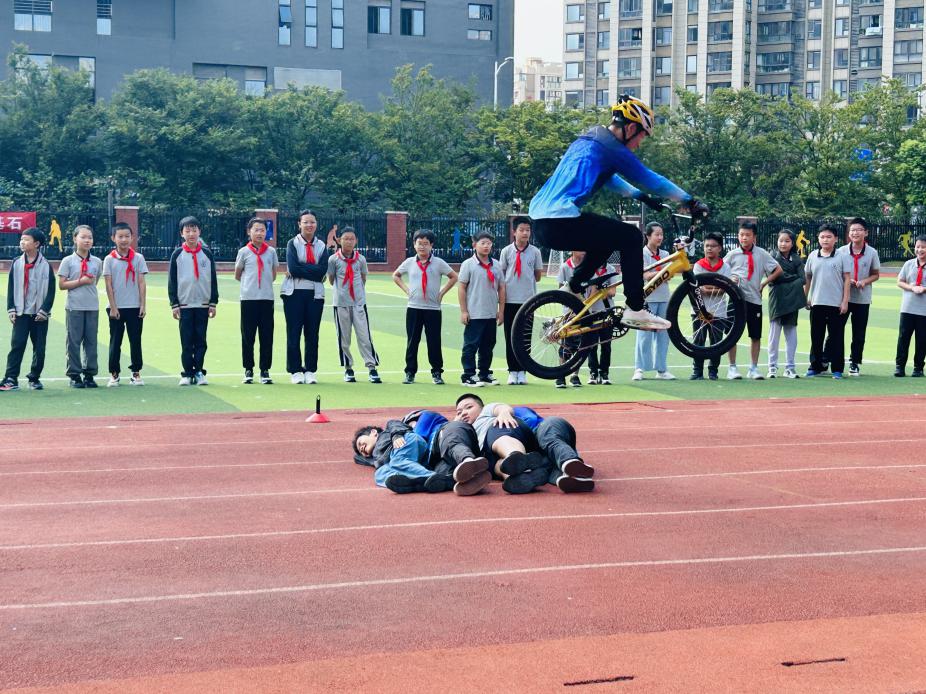 【湖畔·先锋示范】党建引领显活力 运动融聚展风采——金陵小学仙林湖校区党支部主题党日活动_html_4eebefa8.jpg