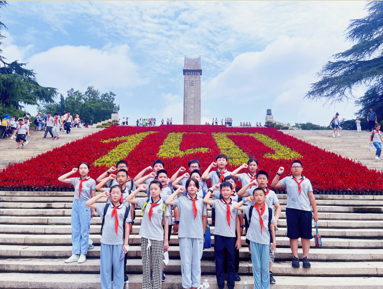 【湖畔光影】敬雨花英烈 立信仰之根——记金陵小学（仙林湖校区）五年级红色教育研学活动_html_m7962bac8.png