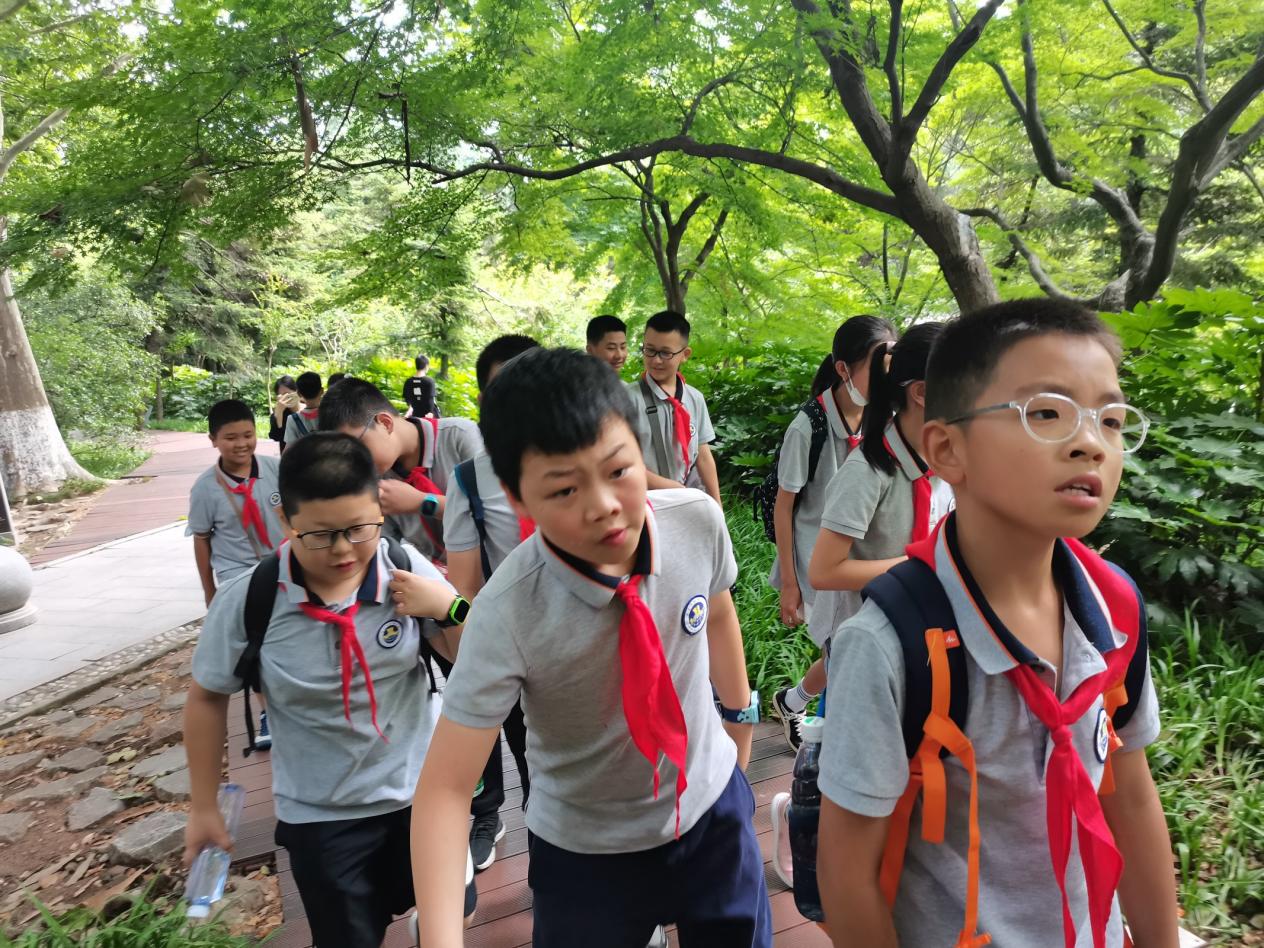 【湖畔光影】敬雨花英烈 立信仰之根——记金陵小学（仙林湖校区）五年级红色教育研学活动_html_57f5cbe5.jpg