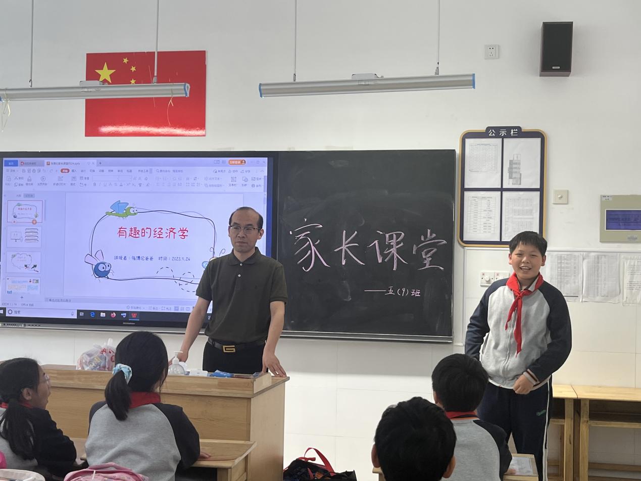 【博学广志】家长职业进课堂，劳动教育“童”成长_html_7afda4f2.jpg