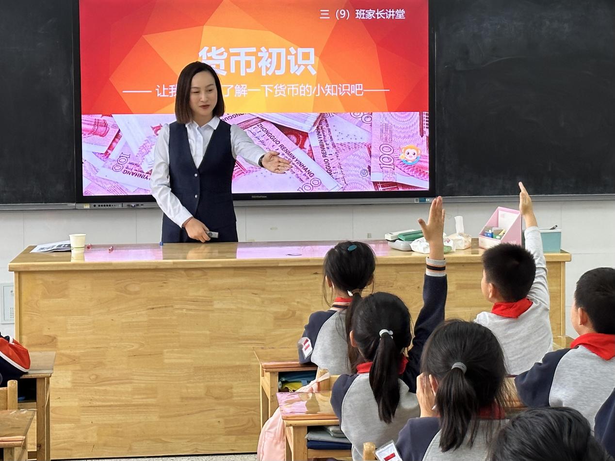 【博学广志】家长职业进课堂，劳动教育“童”成长_html_m713ab6d2.jpg