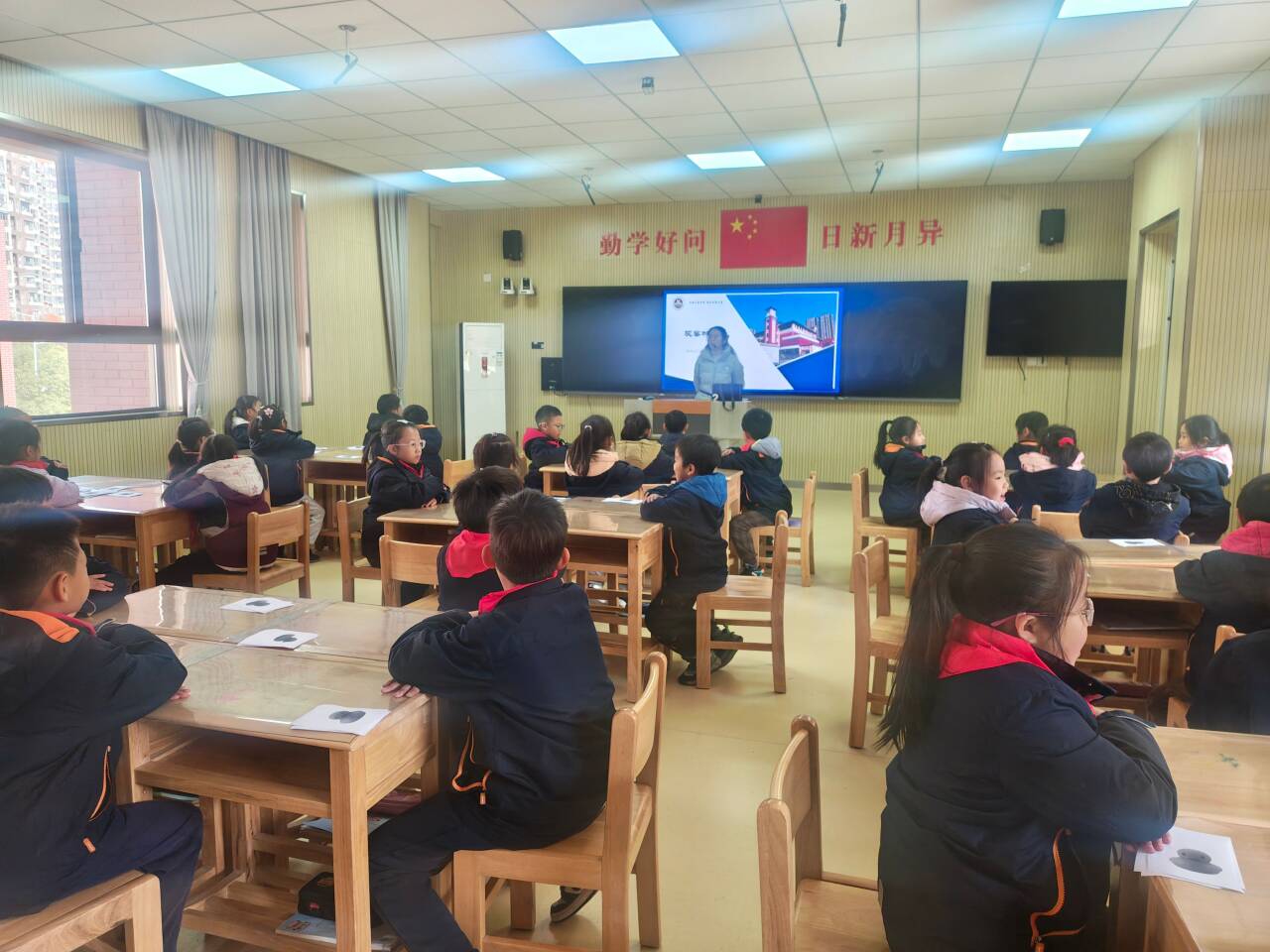 【湖畔·童化课堂】聚焦观察视角，剖析物体教学——数学校本研修之课例研讨（239）_html_m30af8c.jpg