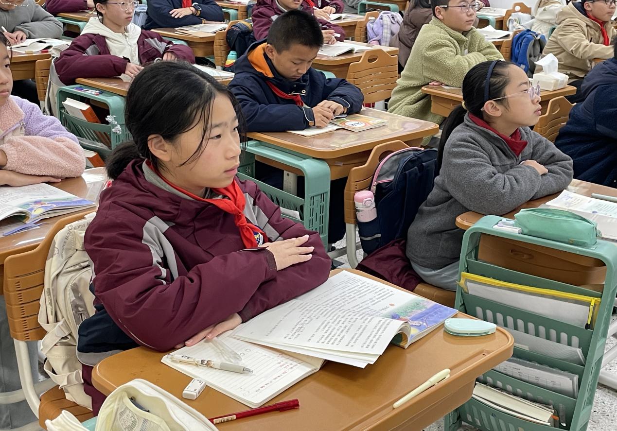 【湖畔·童化课堂】绽放温情之花，演绎温暖篇章——记金陵小学（仙林湖校区）六年级语文组教研活动_html_42224ff9.jpg
