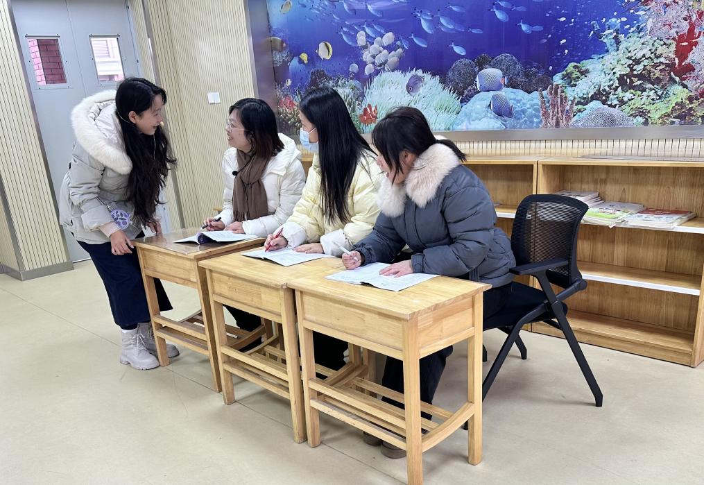 【湖畔·童化课堂】印生肖 迎新年——小学美术校本研修展风采：桃花坞木板年画的印制探索_html_m7d7c03d9.jpg