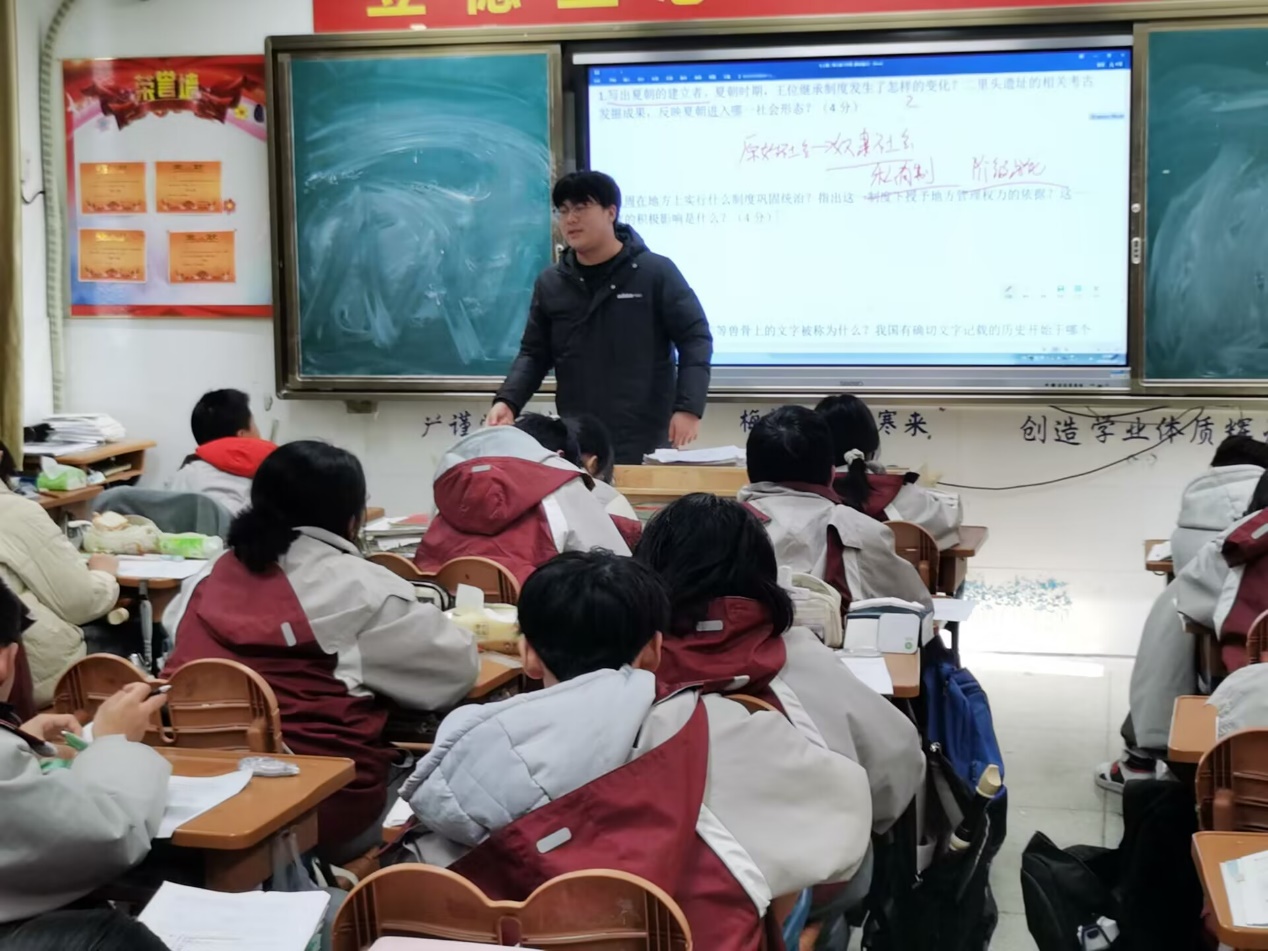 青年教师展风采新闻_html_5047589c.jpg