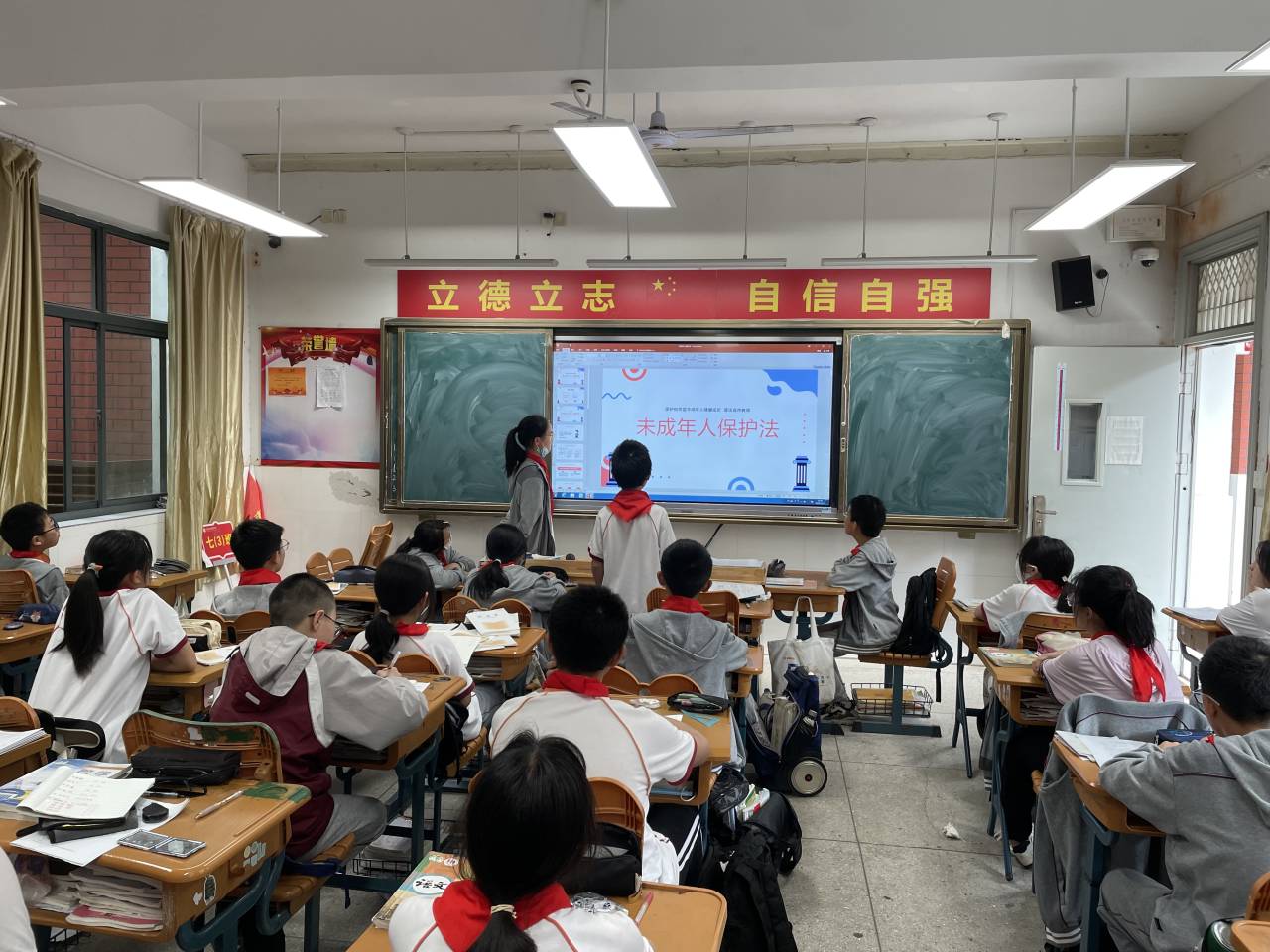 南京市营防中学5月份法治教育宣传周活动总结_html_m2b434a33.jpg