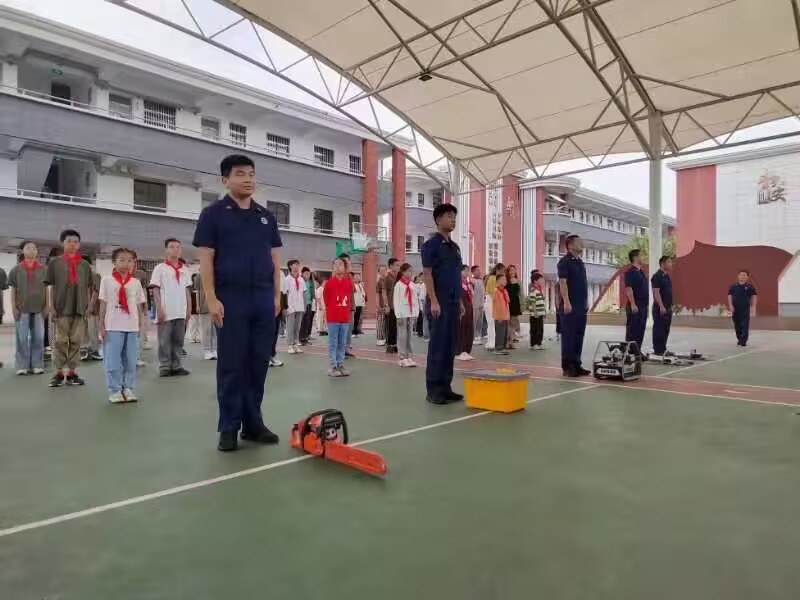 传承红色基因 汇聚强军力量_html_e478d6d.jpg
