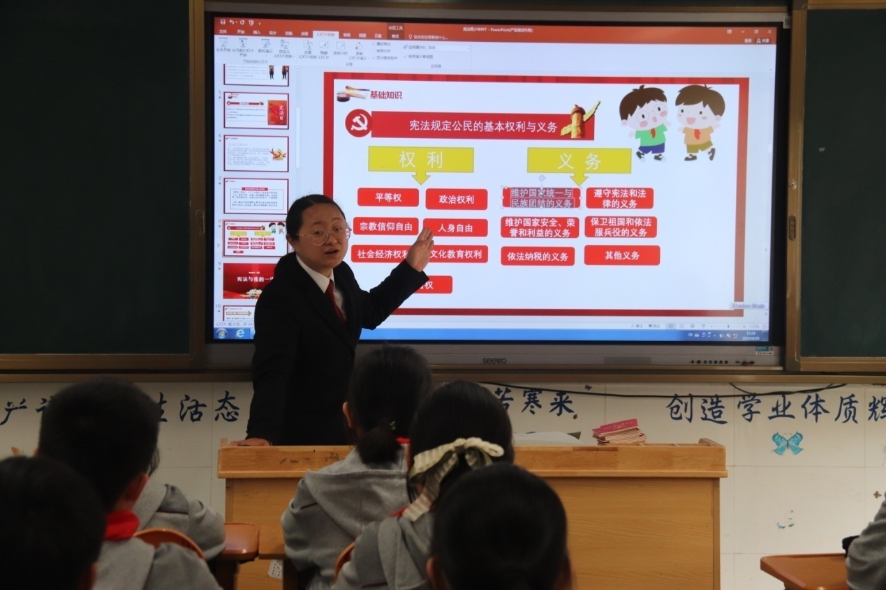宪法伴我一生_html_33ec3871.jpg